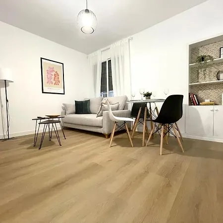 Elegancia Junto Al Rectorado. *